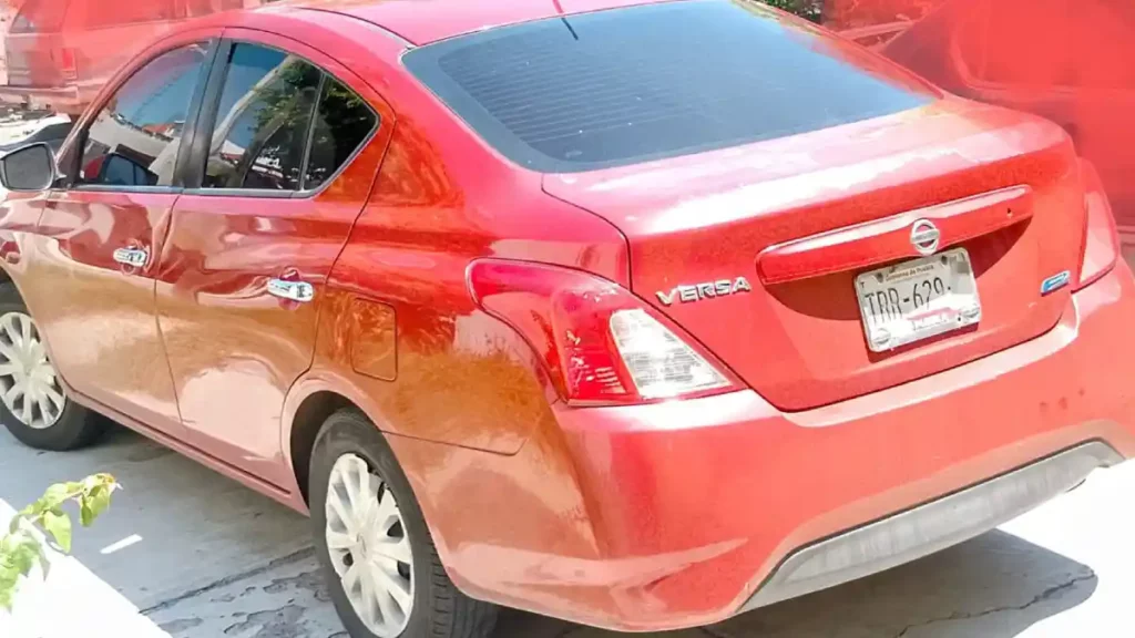 Auto de la supuesta gestora que defraudó a personas en Chietla.