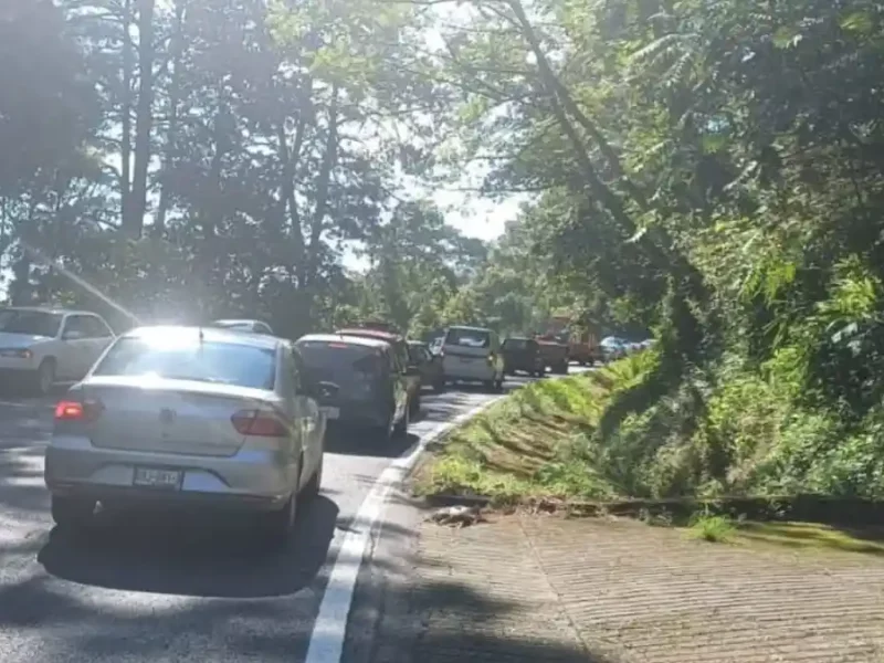 Autobús de pasajeros cae a un barranco en Huauchinango; esta es la lista de heridos.