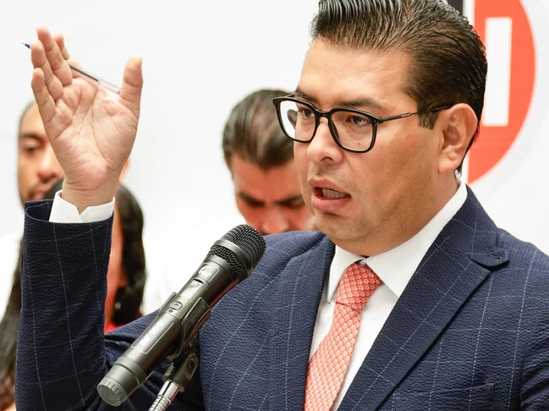 Néstor Camarillo sale en defensa del alcalde de Cuyoaco: ya despidió al guarura  