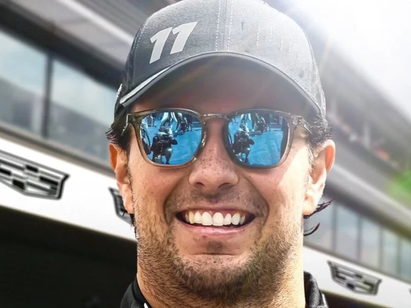 Checo Pérez regresa a la F1 con épica presentación a cargo de Keanu Reeves