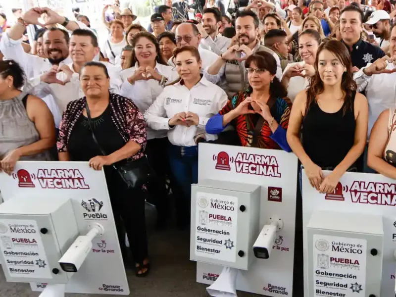 Asistentes de la cuarta entrega de alarmas vecinales en colonias de la ciudad de Puebla.
