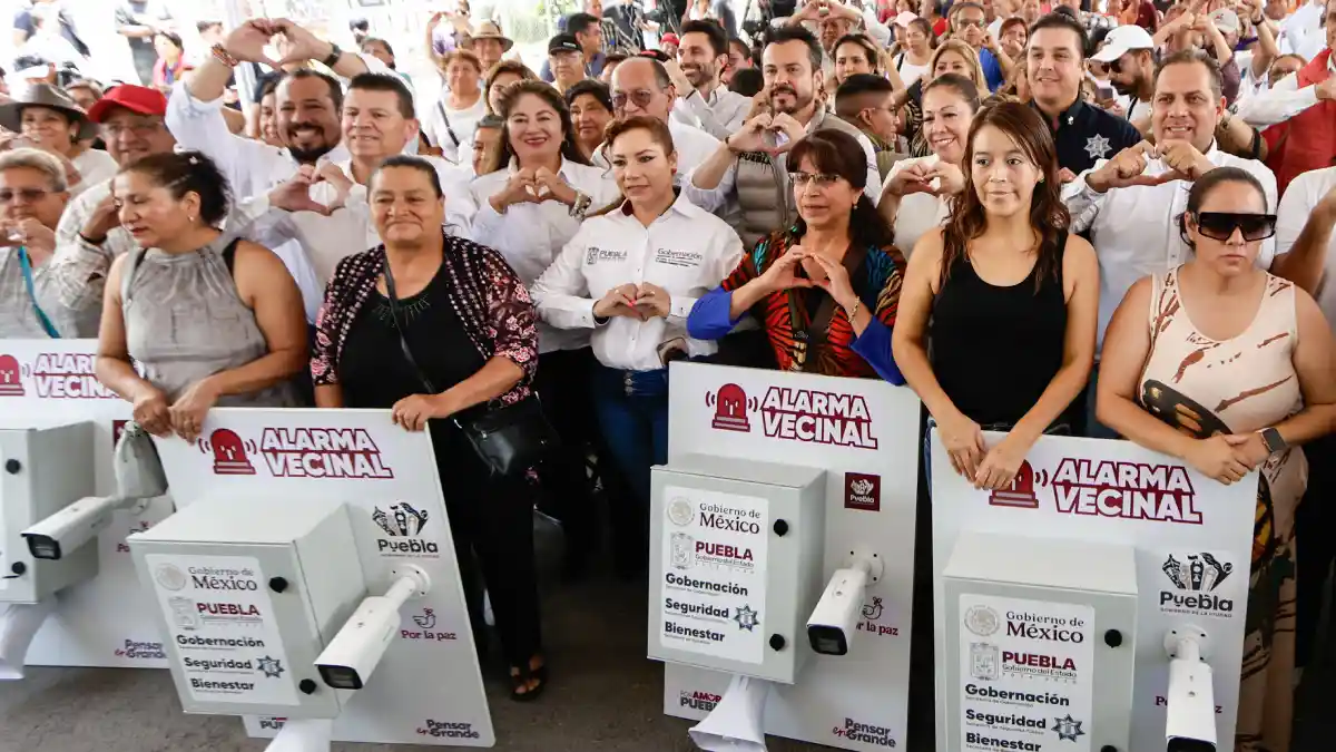 Asistentes de la cuarta entrega de alarmas vecinales en colonias de la ciudad de Puebla.