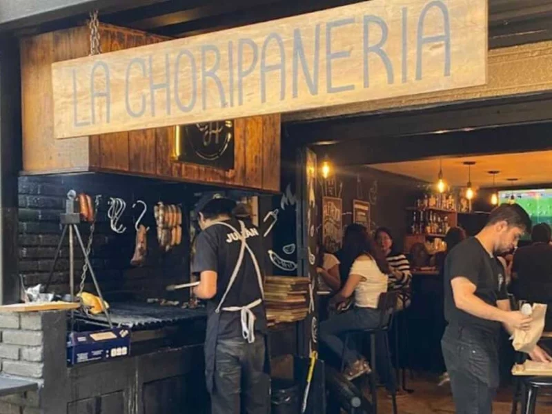 Durante violento asalto encierran a empleados de La Choripanería en La Paz