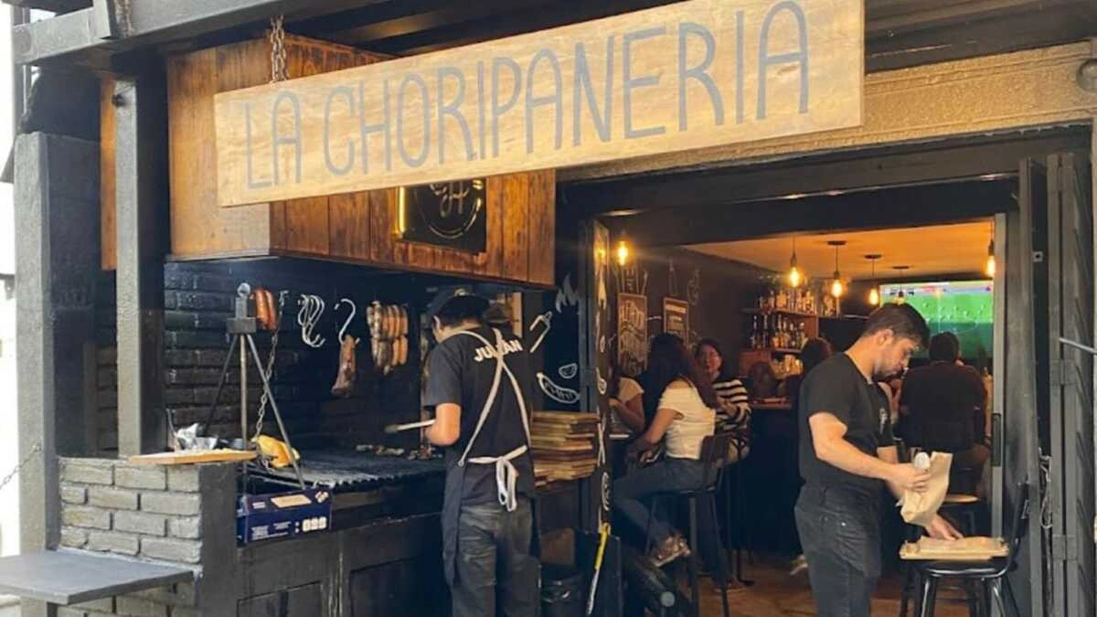 Durante violento asalto encierran a empleados de La Choripanería en La Paz