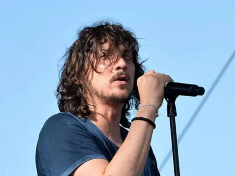 León Larregui acusa a aerolínea francesa de malos tratos 