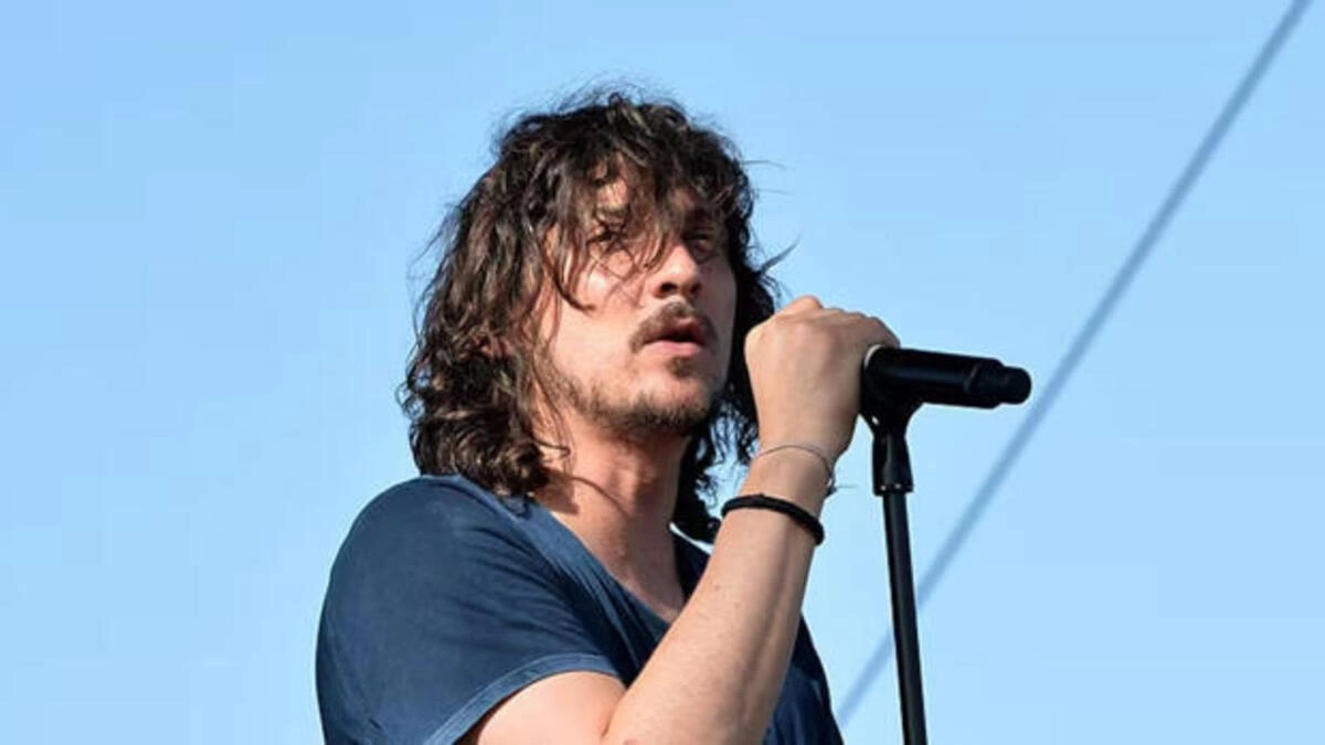 León Larregui acusa a aerolínea francesa de malos tratos 
