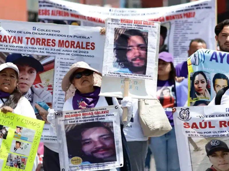 Familiares de personas desaparecidas protestan en Puebla.