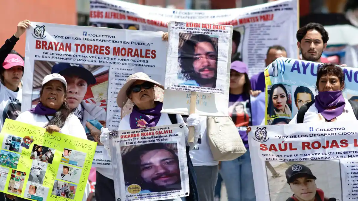Familiares de personas desaparecidas protestan en Puebla.