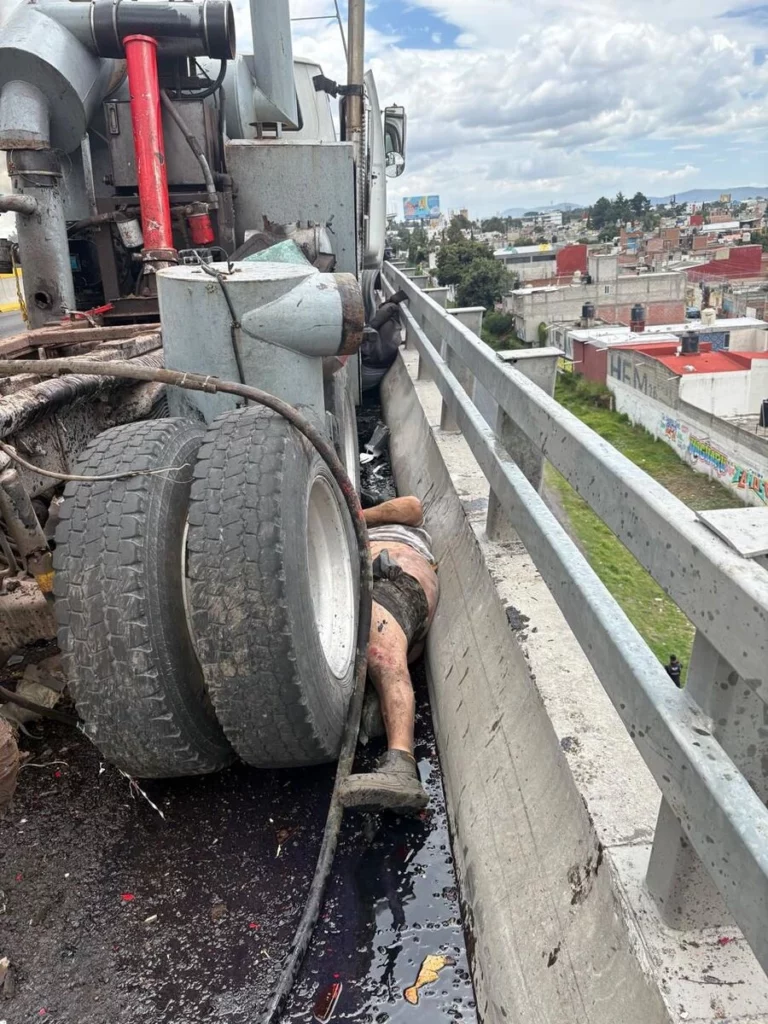 Un tráiler se incendió y luego dos policías murieron atropellados sobre la México-Puebla.