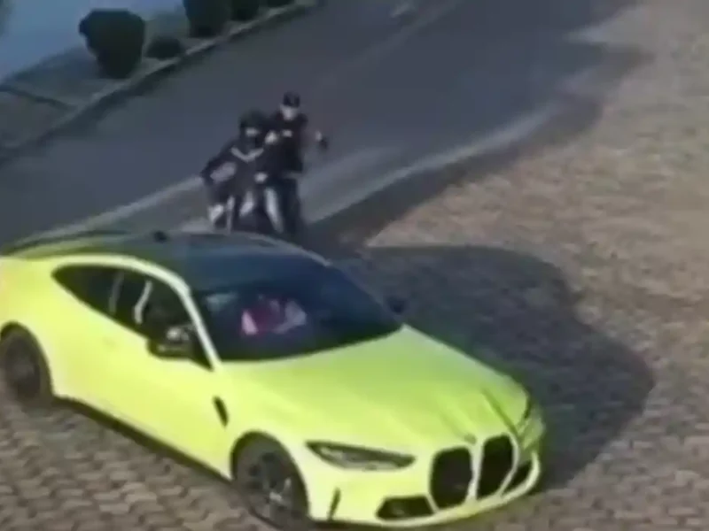 Motociclistas intentan asaltar al conductor de un BMW en Santa Cruz Buenavista.