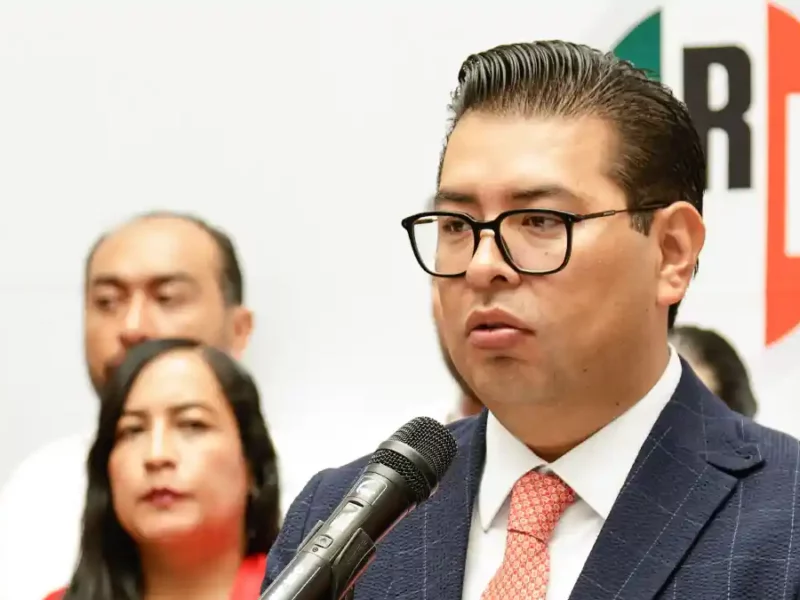 Néstor Camarillo consuma una traición más.