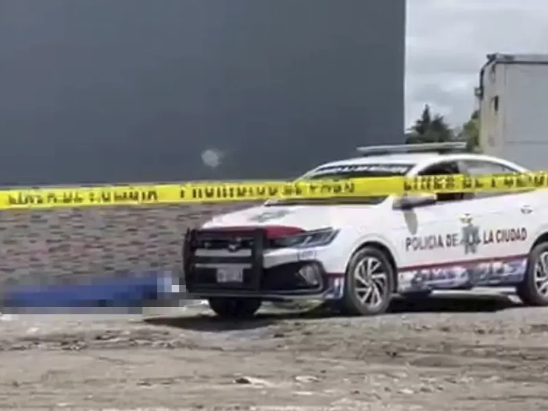 Localizan a un hombre muerto cerca del Tianguis de San Isidro.