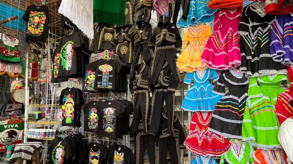 Trajes y playeras con motivos patrios.