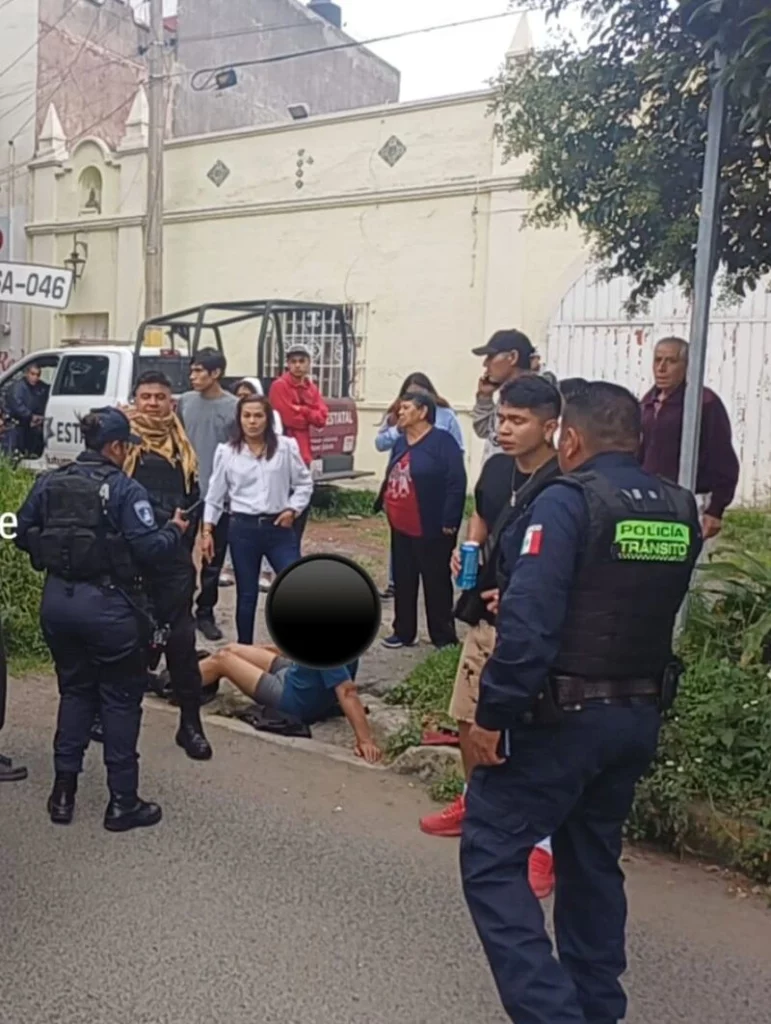 En la colonia Santa María, asaltantes golpean a poblana y en su huida, uno termina atropellado.