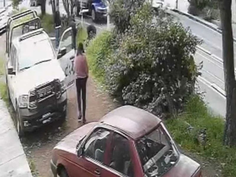 VIDEO: Asaltantes golpean a poblana y en su huida, uno termina atropellado 