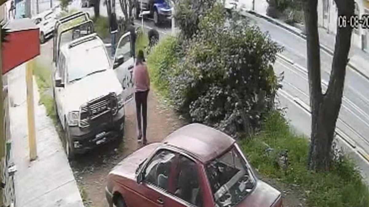 VIDEO: Asaltantes golpean a poblana y en su huida, uno termina atropellado 