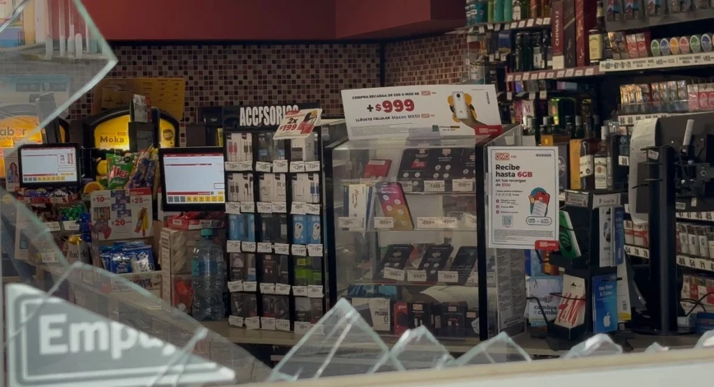 La madrugada de este jueves 21 de agosto ocurrió un violento asalto en el OXXO ubicado en la colonia Naciones Unidas, al norte de la ciudad de Puebla. Los delincuentes se llevaron dinero en efectivo y mercancía.
