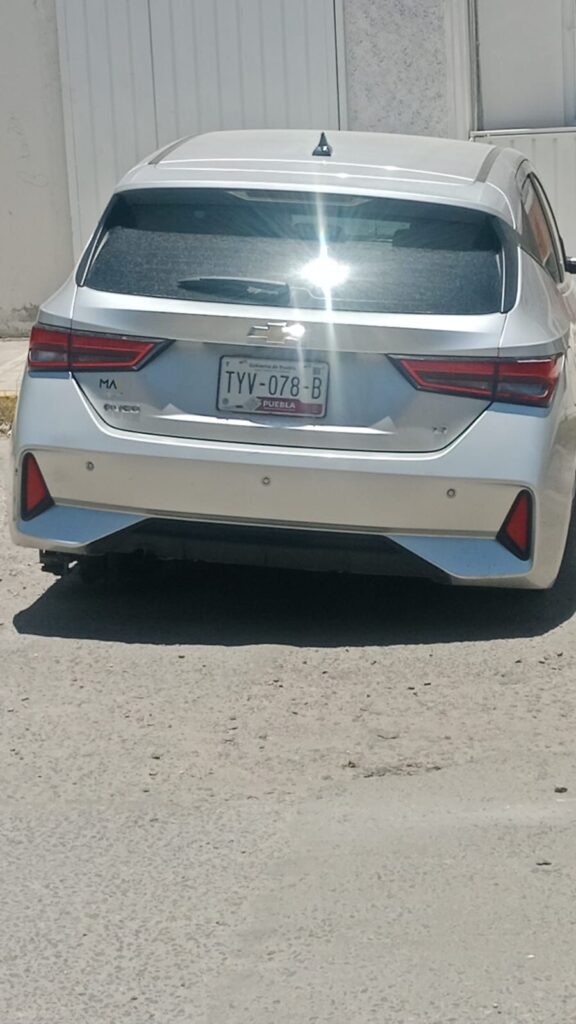 Localizaron  un automóvil abandonado que no tenía las cuatro llantas.