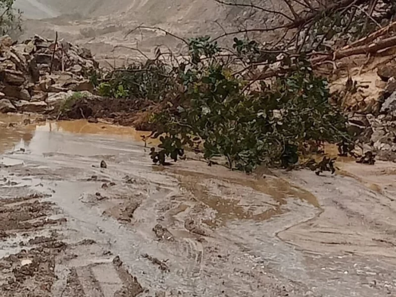 Lluvias otra vez provocan deslave en la carretera Azumbilla-Tlacotepec de Díaz 