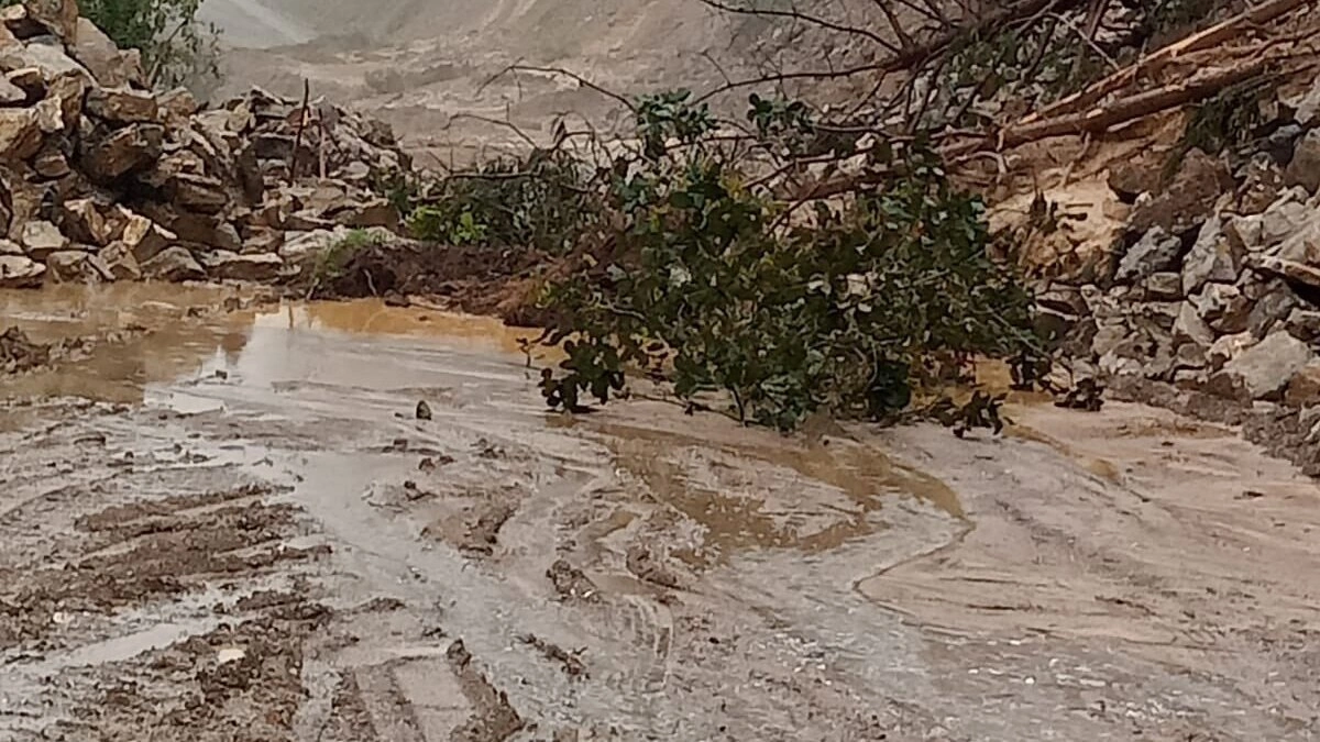 Lluvias otra vez provocan deslave en la carretera Azumbilla-Tlacotepec de Díaz 