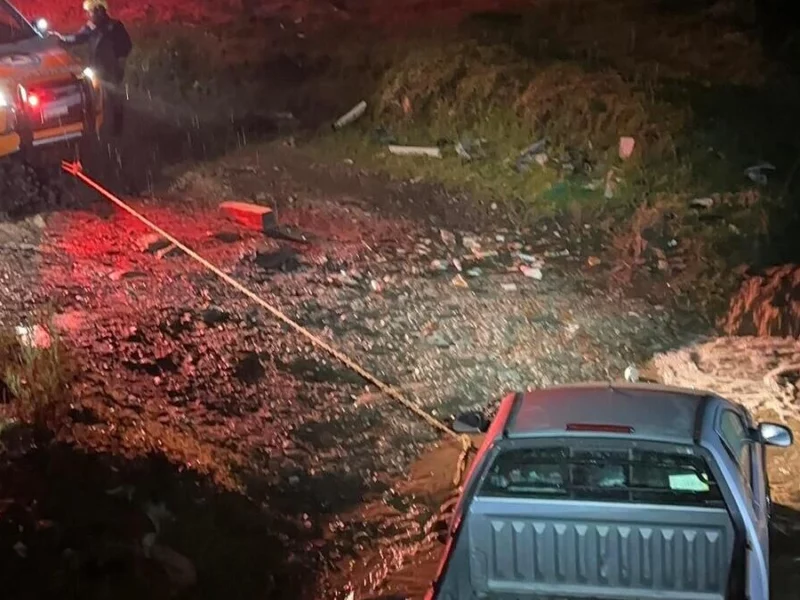 Rescatan a conductor que quedó atrapado en una barranca de Xonacatepec  