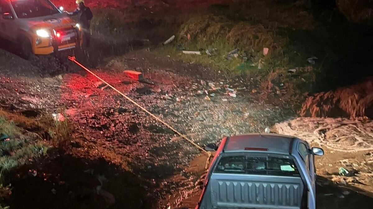 Rescatan a conductor que quedó atrapado en una barranca de Xonacatepec  