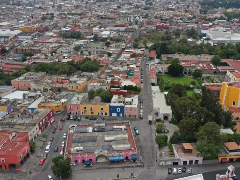 Con alto deterioro o en ruinas, así se encuentran los diferentes barrios en Puebla capital, lo que refleja la urgente necesidad de restauración y mantenimiento de los inmuebles.    Así consta en el Plan Municipal de Desarrollo 2024-2027, elaborado por el gobierno municipal encabezado por Pepe Chedraui Budib.    En el documento establecieron que el patrimonio cultural ubicado en los barrios del Centro Histórico enfrenta diversos retos. Estos relacionados con la conservación, ordenamiento urbano y la difusión del valor excepcional e intrínseco a lo largo del tiempo.    Dichas zonas evidencian una situación compleja que requiere estrategias urgentes para su planeación, conservación y promoción.   El Ayuntamiento de Puebla especificó que tan solo los barrios como Analco, La Luz, San Antonio, San Miguel y Santa Anita muestran un marcado proceso de transformación. El cual, ha impactado negativamente tanto su dinámica urbana como la conservación de sus inmuebles.   En estas zonas predominan edificaciones contemporáneas e inmuebles históricos muy modificados, con altos porcentajes de deterioro.    En este sentido, la administración especificó que la condición de los barrios es la siguiente:   En el Barrio de La Luz, el 30% del espacio se encuentra en condiciones deterioradas o en ruinas. En San Antonio, el 36.3% de su territorio destaca por su vulnerabilidad.  En San Miguel y Xanenetla, el 35% de los inmuebles están en estado regular. En San Antonio y La Luz, el 25% están en estado muy deteriorado o en ruinas.    Las categorías históricas y artísticas son escasas en los barrios de Puebla    El documento señala que en la mayoría de los barrios, la proporción de inmuebles contemporáneos alcanza hasta el 68%. Sin embargo, las categorías históricas y artísticas son escasas.   A su vez, barrios como El Alto, El Carmen y Santiago destacan por una mayor densidad de inmuebles históricos y artísticos de los siglos XVI al XIX. Mientras que La Acocota y El Refugio presentan un predominio de edificaciones modernas y una menor riqueza patrimonial.   En términos de estado de conservación, los inmuebles en buen estado son minoritarios y predominan condiciones regulares y deterioradas.    El gobierno de la ciudad señaló que el estado de dichas zonas, evidencian la necesidad urgente de restauración y mantenimiento.   Algunos barrios de Puebla carecen del arraigo a sus tradiciones    Por otra parte, dentro del Plan Municipal de Desarrollo se enfatizó en el patrimonio intangible de algunos barrios, por ejemplo:   En El Carmen y El Refugio, señaló que mantienen festividades y tradiciones que refuerzan su identidad cultural.    En La Acocota carecen de un arraigo claro a tradiciones vinculadas al patrimonio. Esto limita su cohesión social y su potencial de apropiación y conservación, lo que se convierte en desinterés turístico.   En los barrios de El Refugio, San Antonio y San Pablo de los Frailes existe marginación social y las condiciones socioeconómicas precarias agravan los desafíos. Los índices de pobreza, vivienda precaria y población indígena son altos.    Dichos factores dificultan la integración del patrimonio cultural en estrategias de desarrollo social.   Ante ello, el ayuntamiento capitalino refirió que son necesarias acciones específicas para cada barrio, que incluyan la restauración de inmuebles prioritarios. Así como la promoción del valor patrimonial mediante campañas educativas y culturales, y la articulación de esfuerzos institucionales.