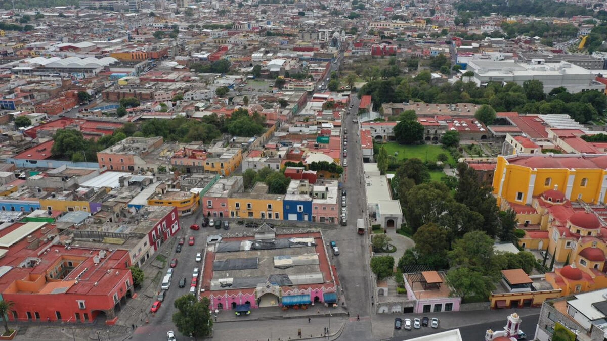 Con alto deterioro o en ruinas, así se encuentran los diferentes barrios en Puebla capital, lo que refleja la urgente necesidad de restauración y mantenimiento de los inmuebles.    Así consta en el Plan Municipal de Desarrollo 2024-2027, elaborado por el gobierno municipal encabezado por Pepe Chedraui Budib.    En el documento establecieron que el patrimonio cultural ubicado en los barrios del Centro Histórico enfrenta diversos retos. Estos relacionados con la conservación, ordenamiento urbano y la difusión del valor excepcional e intrínseco a lo largo del tiempo.    Dichas zonas evidencian una situación compleja que requiere estrategias urgentes para su planeación, conservación y promoción.   El Ayuntamiento de Puebla especificó que tan solo los barrios como Analco, La Luz, San Antonio, San Miguel y Santa Anita muestran un marcado proceso de transformación. El cual, ha impactado negativamente tanto su dinámica urbana como la conservación de sus inmuebles.   En estas zonas predominan edificaciones contemporáneas e inmuebles históricos muy modificados, con altos porcentajes de deterioro.    En este sentido, la administración especificó que la condición de los barrios es la siguiente:   En el Barrio de La Luz, el 30% del espacio se encuentra en condiciones deterioradas o en ruinas. En San Antonio, el 36.3% de su territorio destaca por su vulnerabilidad.  En San Miguel y Xanenetla, el 35% de los inmuebles están en estado regular. En San Antonio y La Luz, el 25% están en estado muy deteriorado o en ruinas.    Las categorías históricas y artísticas son escasas en los barrios de Puebla    El documento señala que en la mayoría de los barrios, la proporción de inmuebles contemporáneos alcanza hasta el 68%. Sin embargo, las categorías históricas y artísticas son escasas.   A su vez, barrios como El Alto, El Carmen y Santiago destacan por una mayor densidad de inmuebles históricos y artísticos de los siglos XVI al XIX. Mientras que La Acocota y El Refugio presentan un predominio de edificaciones modernas y una menor riqueza patrimonial.   En términos de estado de conservación, los inmuebles en buen estado son minoritarios y predominan condiciones regulares y deterioradas.    El gobierno de la ciudad señaló que el estado de dichas zonas, evidencian la necesidad urgente de restauración y mantenimiento.   Algunos barrios de Puebla carecen del arraigo a sus tradiciones    Por otra parte, dentro del Plan Municipal de Desarrollo se enfatizó en el patrimonio intangible de algunos barrios, por ejemplo:   En El Carmen y El Refugio, señaló que mantienen festividades y tradiciones que refuerzan su identidad cultural.    En La Acocota carecen de un arraigo claro a tradiciones vinculadas al patrimonio. Esto limita su cohesión social y su potencial de apropiación y conservación, lo que se convierte en desinterés turístico.   En los barrios de El Refugio, San Antonio y San Pablo de los Frailes existe marginación social y las condiciones socioeconómicas precarias agravan los desafíos. Los índices de pobreza, vivienda precaria y población indígena son altos.    Dichos factores dificultan la integración del patrimonio cultural en estrategias de desarrollo social.   Ante ello, el ayuntamiento capitalino refirió que son necesarias acciones específicas para cada barrio, que incluyan la restauración de inmuebles prioritarios. Así como la promoción del valor patrimonial mediante campañas educativas y culturales, y la articulación de esfuerzos institucionales.
