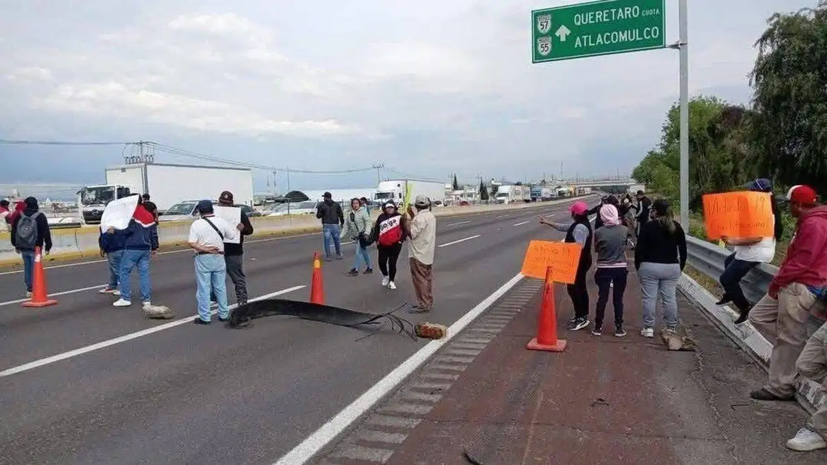 Bloquean la autopista México-Puebla a la altura de Texmelucan