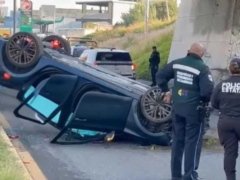 Automovilista sobrevive al caer de la autopista México-Puebla a la federal a Tlaxcala  
