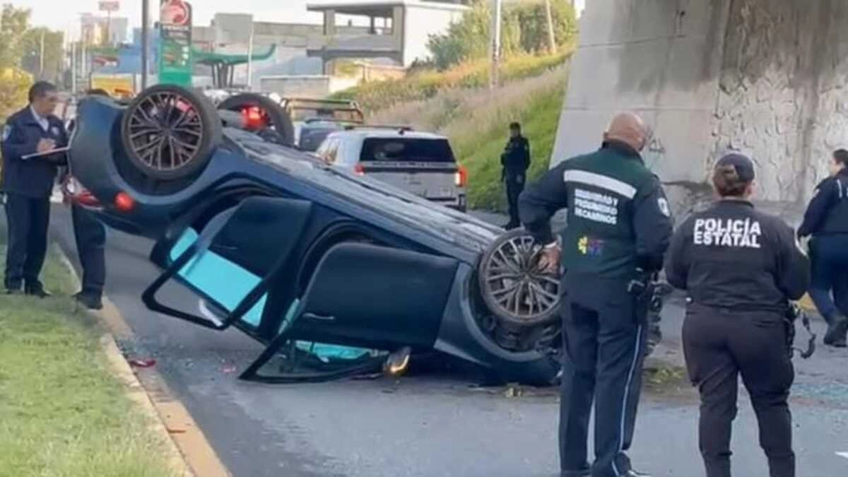 Automovilista sobrevive al caer de la autopista México-Puebla a la federal a Tlaxcala  