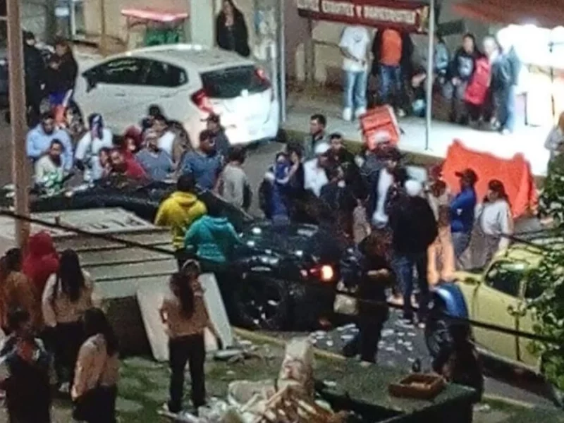 Camaro vuela en La Margarita: choca contra vocho y una caseta 