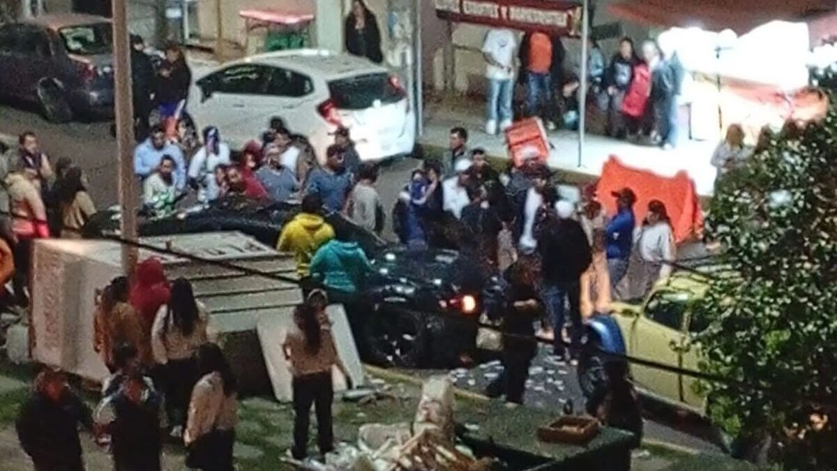Camaro vuela en La Margarita: choca contra vocho y una caseta 