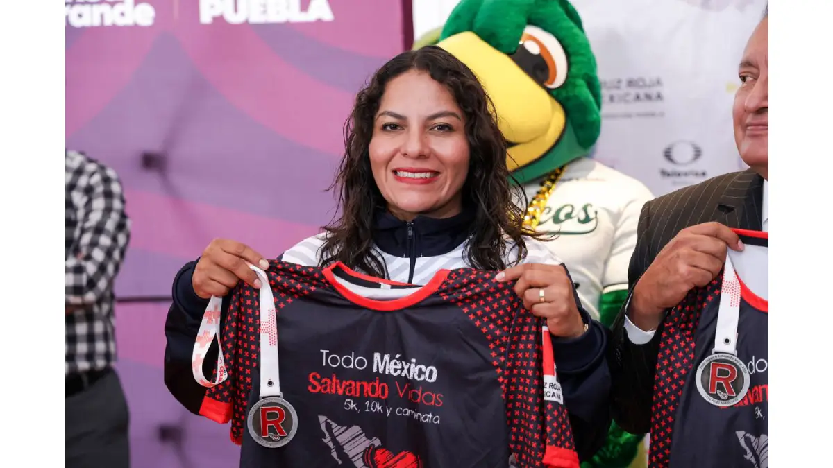 Presentan San Andrés Cholula y Cruz Roja Puebla playera y medalla de la Carrera Nacional ‘Todo México Salvando Vidas 2025’