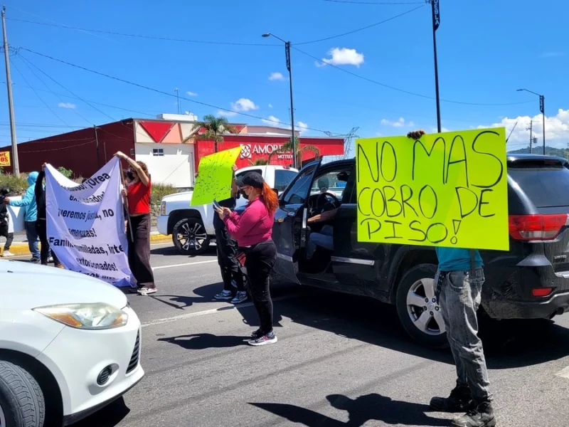 Familiares de reos del penal de San Miguel cierran el Periférico Ecológico 