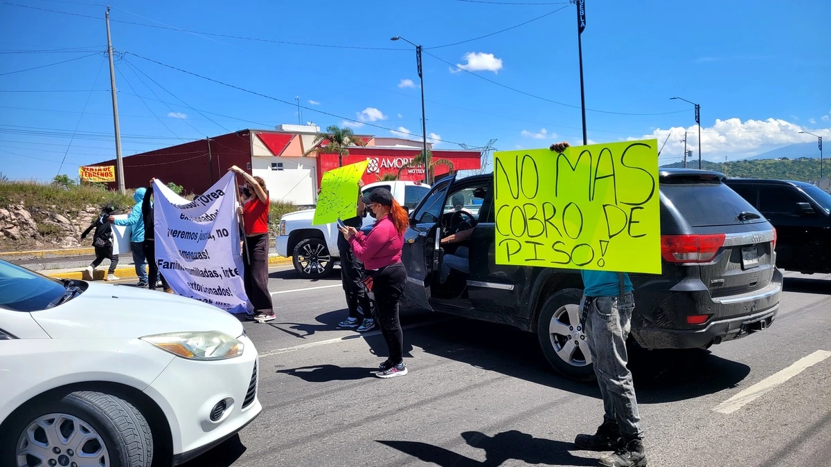 Familiares de reos del penal de San Miguel cierran el Periférico Ecológico 
