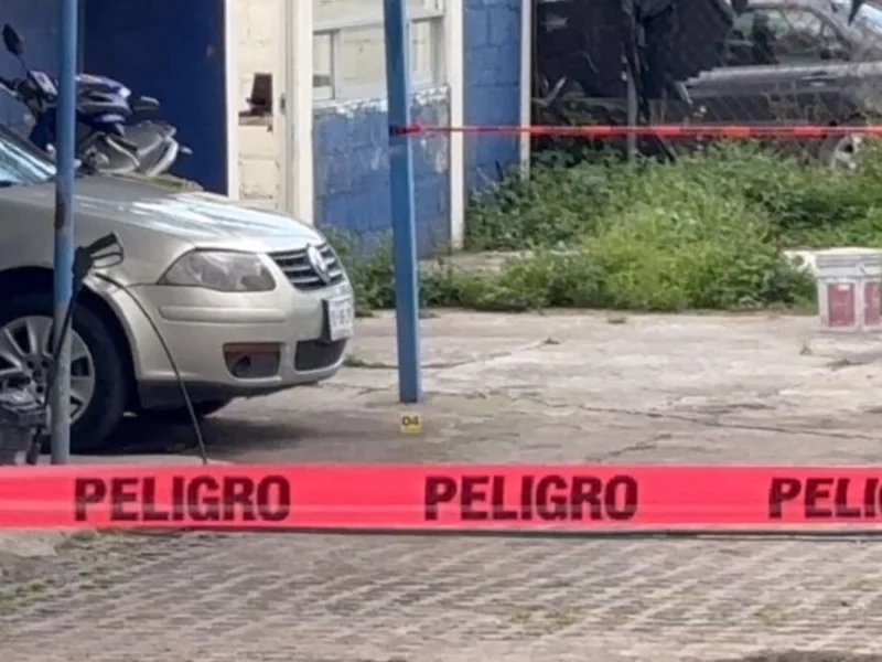 Balean a cuentahabiente dentro de un lote de autos en la Recta a Cholula 