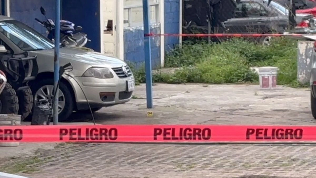 Balean a cuentahabiente dentro de un lote de autos en la Recta a Cholula 