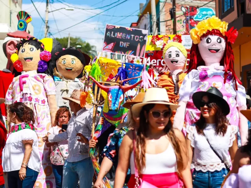 Ariadna Ayala, presidenta de Atlixco, te invita al espectacular desfile de Mojigangas