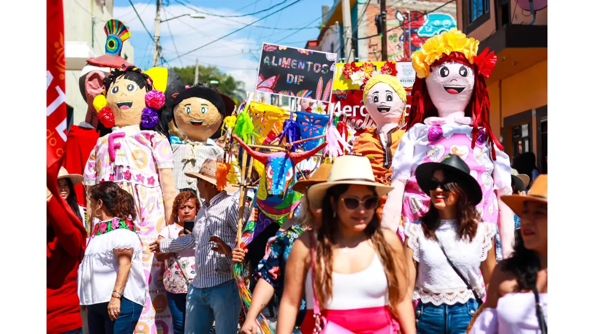 Ariadna Ayala, presidenta de Atlixco, te invita al espectacular desfile de Mojigangas