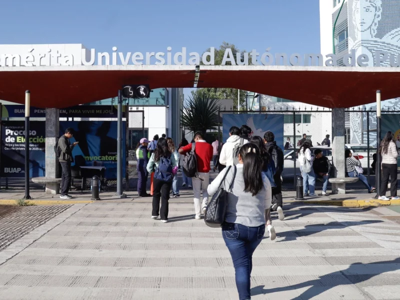 Miles de estudiantes de la BUAP regresan a clases  