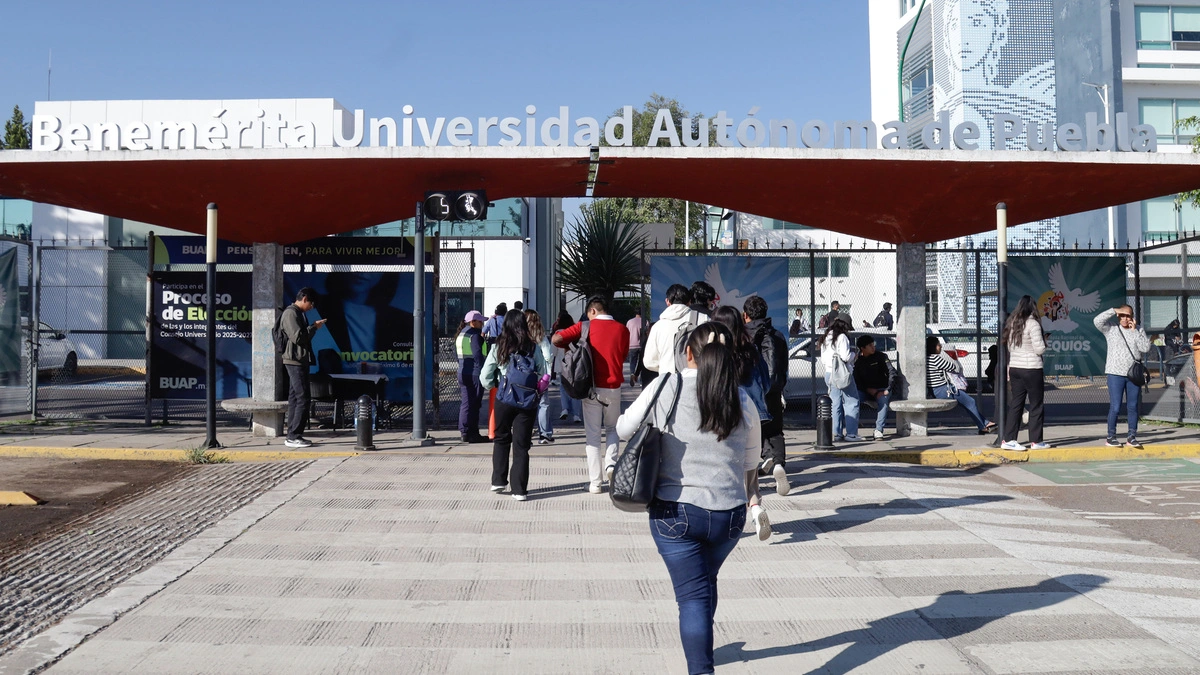 Miles de estudiantes de la BUAP regresan a clases  