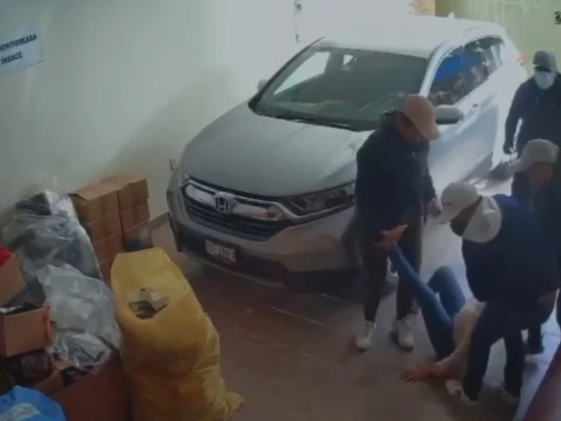 VIDEO: Comando irrumpe en consultorio de doctora en Puebla y le propina brutal golpiza