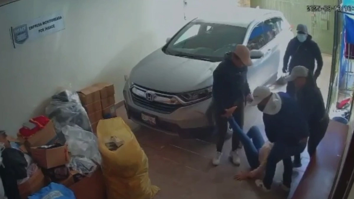 VIDEO: Comando irrumpe en consultorio de doctora en Puebla y le propina brutal golpiza