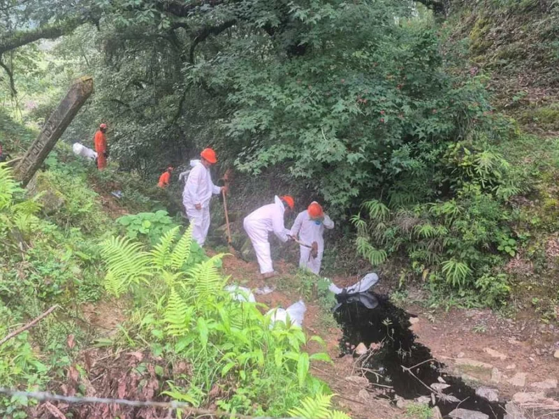 Pemex trabaja en contención del derrame de hidrocarburo en Huauchinango  