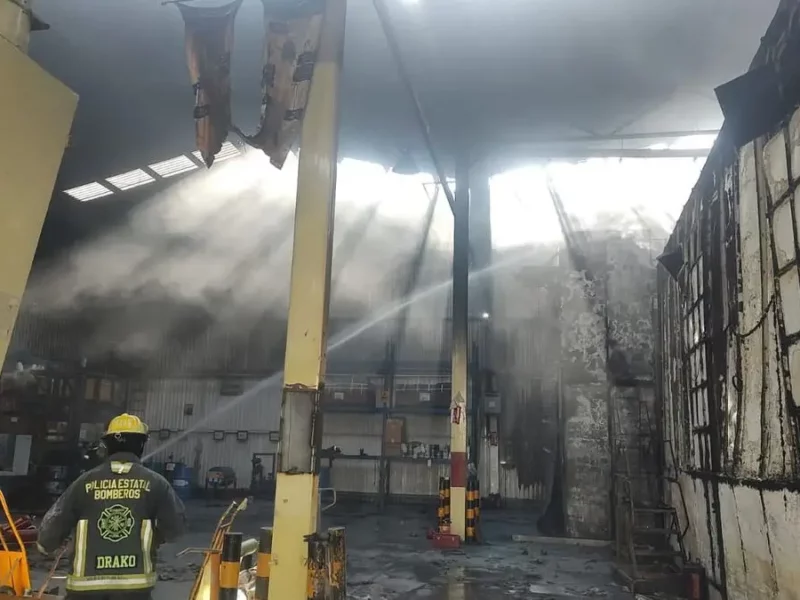 Incendio consume bodega en la empresa CIPSA de Cuautlancingo