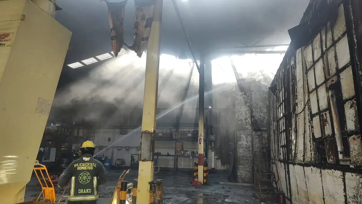 Incendio consume bodega en la empresa CIPSA de Cuautlancingo