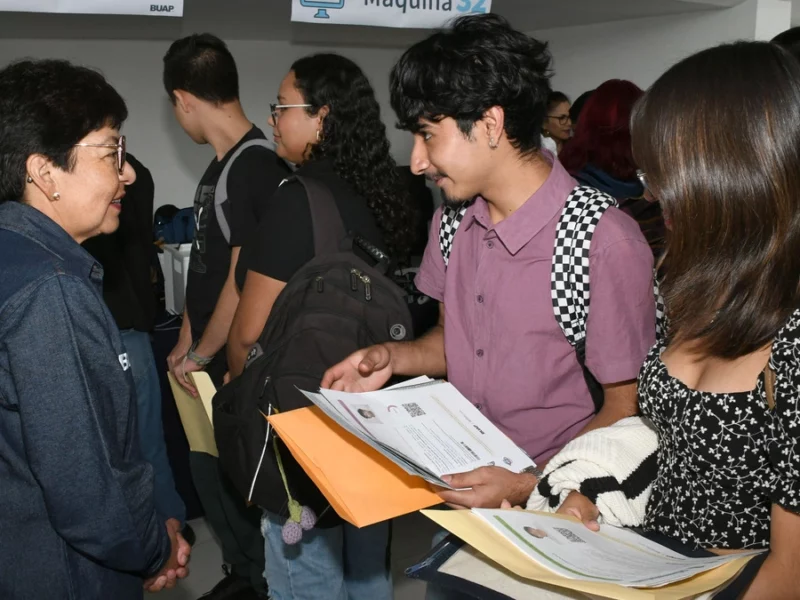 En el primer día, 9 mil jóvenes cumplieron su trámite de inscripción en la BUAP  