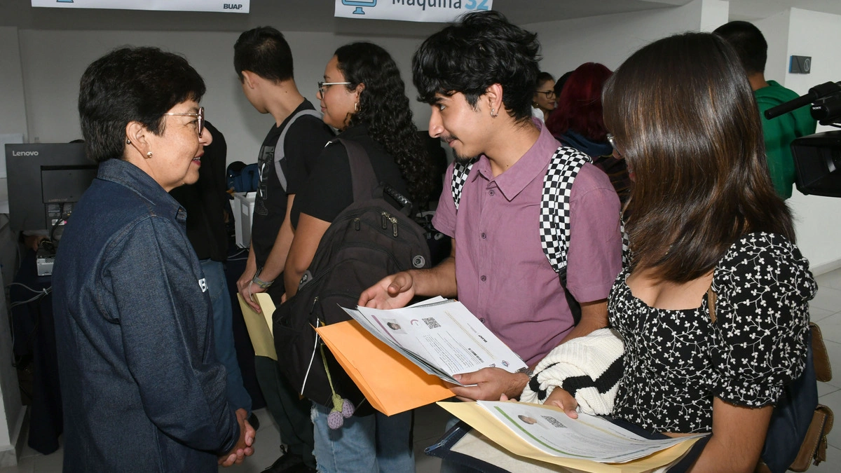 En el primer día, 9 mil jóvenes cumplieron su trámite de inscripción en la BUAP  