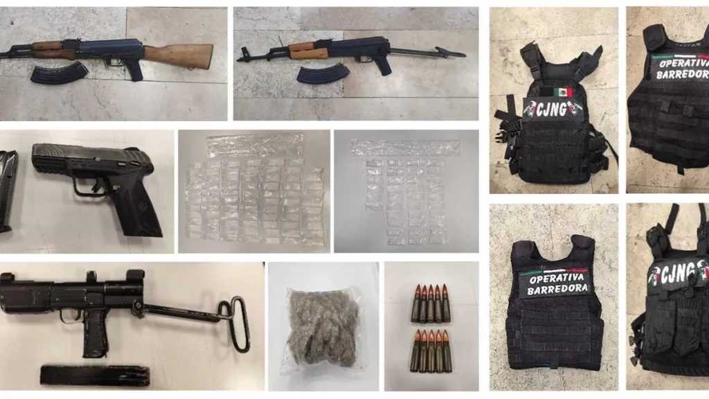 Al detener a seis integrantes de La Barredora, de los cuales dos estarían vinculados con el homicidio del custodio, también decomisaron chalecos y armas.